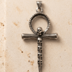 Colgante Cruz Ankh Gótica con Calaveras