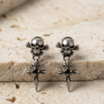 Pendientes Colgantes de Calavera Gótica y Cruz Fleur-de-Lis