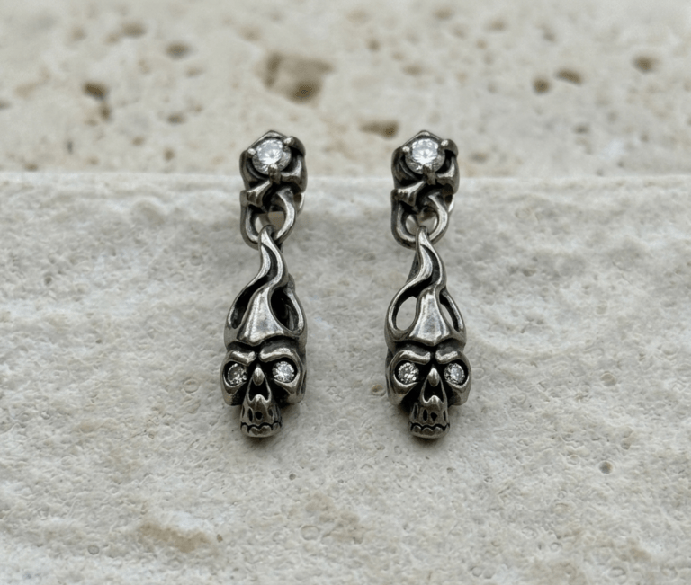 Aros Colgantes Punk Rock de Calaveras en Llamas con Cristales