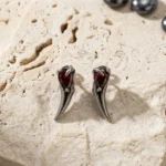 Aros de Garra Gótica con Cristal Rojo Carmesí