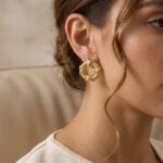 Pendientes de Aro Texturizados en Tono Dorado con Detalles Cruzados