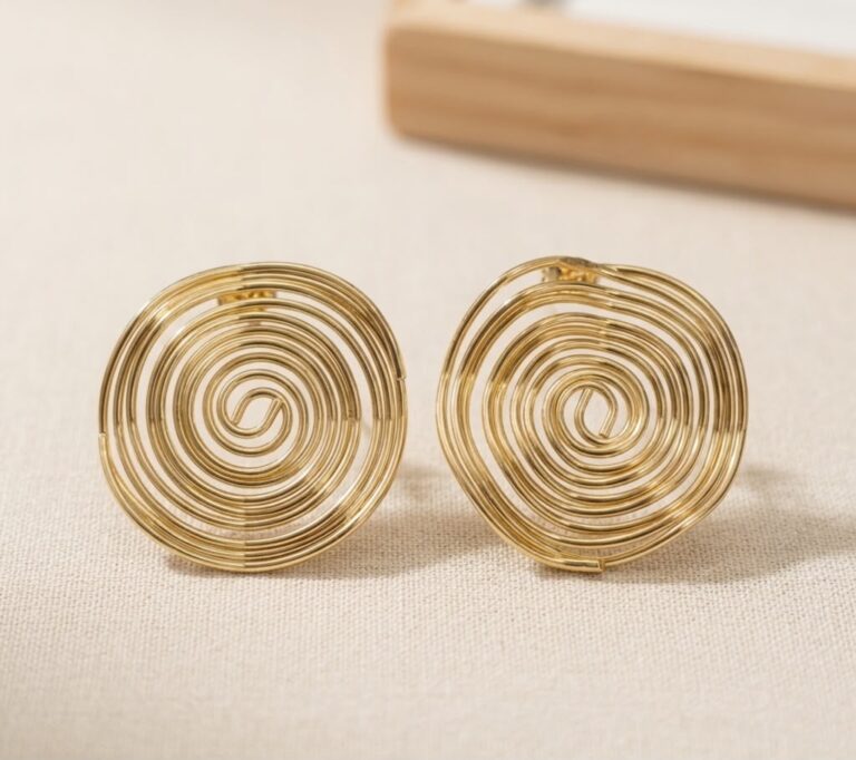 Pendientes de Botón con Espiral Dorada