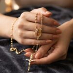 Rosario de Rodio Dorado con Medalla de Virgen de Guadalupe y Crucifijo Clásico