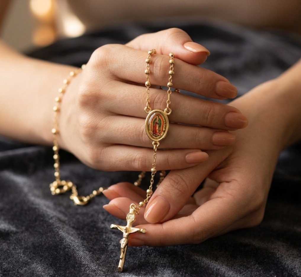 Rosario de Rodio Dorado con Medalla de Virgen de Guadalupe y Crucifijo Clásico