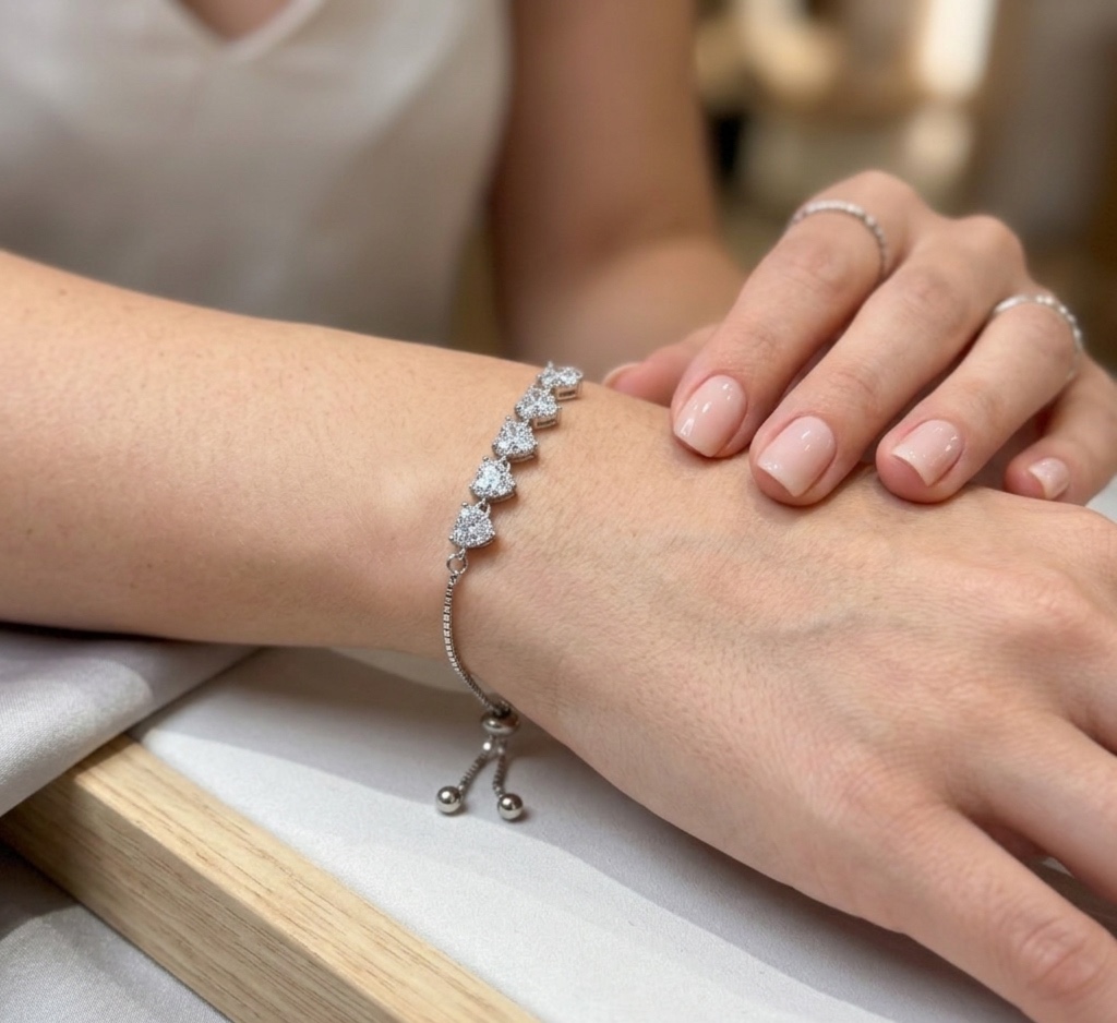 Pulsera Ajustable de Corazones Brillantes con Baño de Rodio
