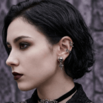Pendientes Colgantes de Calavera Gótica y Cruz Fleur-de-Lis