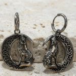 Pendientes de Aro con Lobo y Luna Creciente Celta