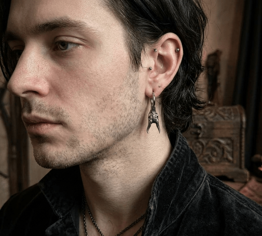Aretes de Argolla con Dije de Calavera de Cabra Punk Gótico