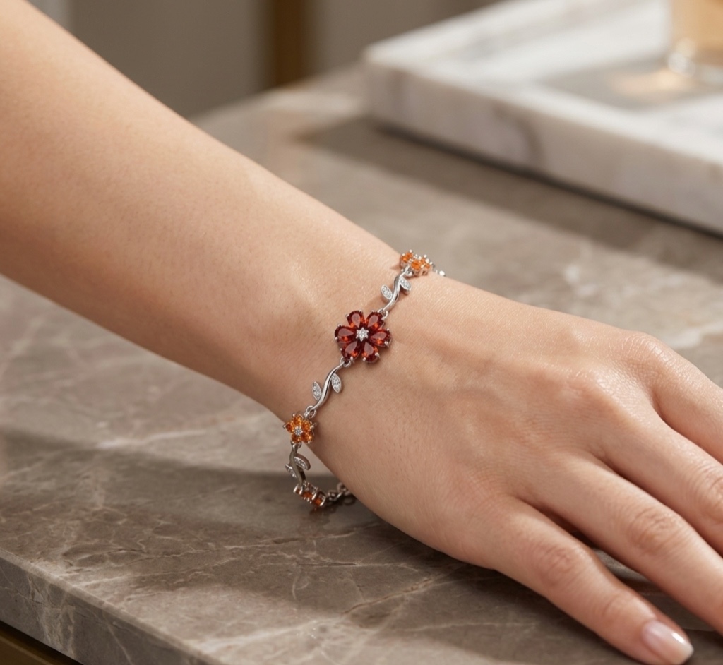 Pulsera de Plateada con Diseño Enredadera con Flores de Cristales