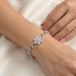 Pulsera de Plateada con Diseño Enredadera con Flores de Cristales