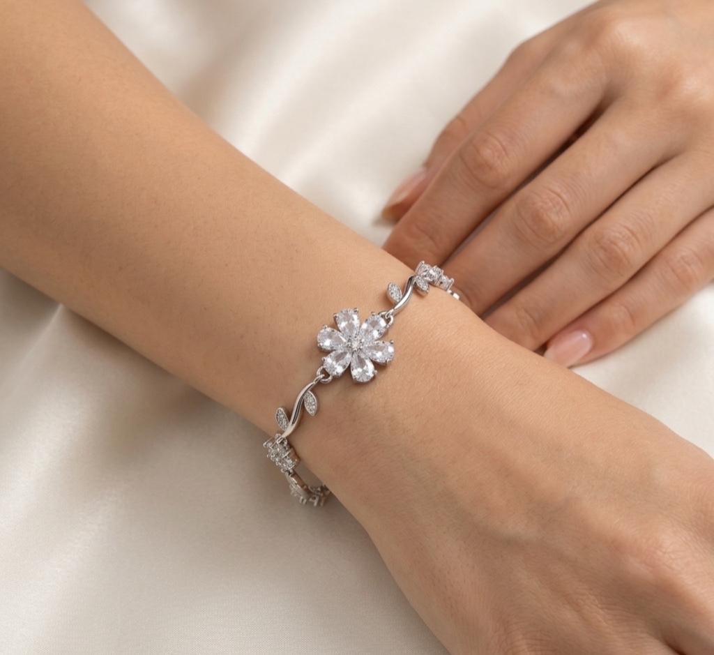 Pulsera de Plateada con Diseño Enredadera con Flores de Cristales