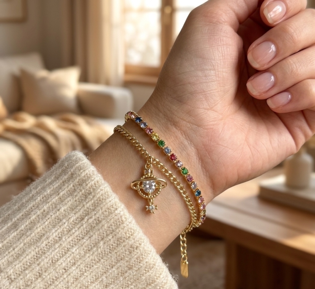 Pulsera Doble Capa Dorada con Cadena Tennis Arcoíris y Dije de Saturno