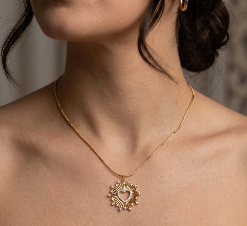 Collar Medallón Sol de Corazón Radiante