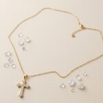 Cadena Delgada con Dije de Cruz Retro Retro e Incrustaciones de Circonia