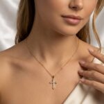 Cadena Delgada con Dije de Cruz Retro Retro e Incrustaciones de Circonia
