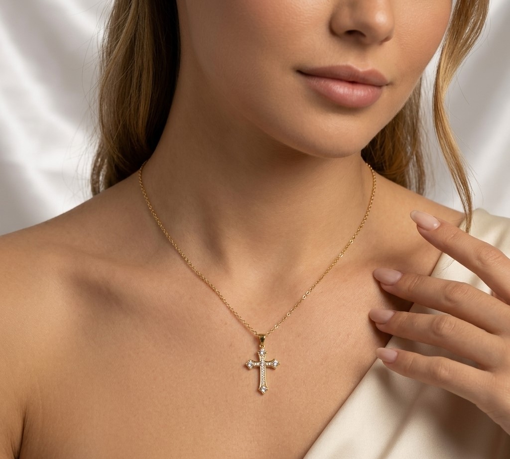 Cadena Delgada con Dije de Cruz Retro Retro e Incrustaciones de Circonia